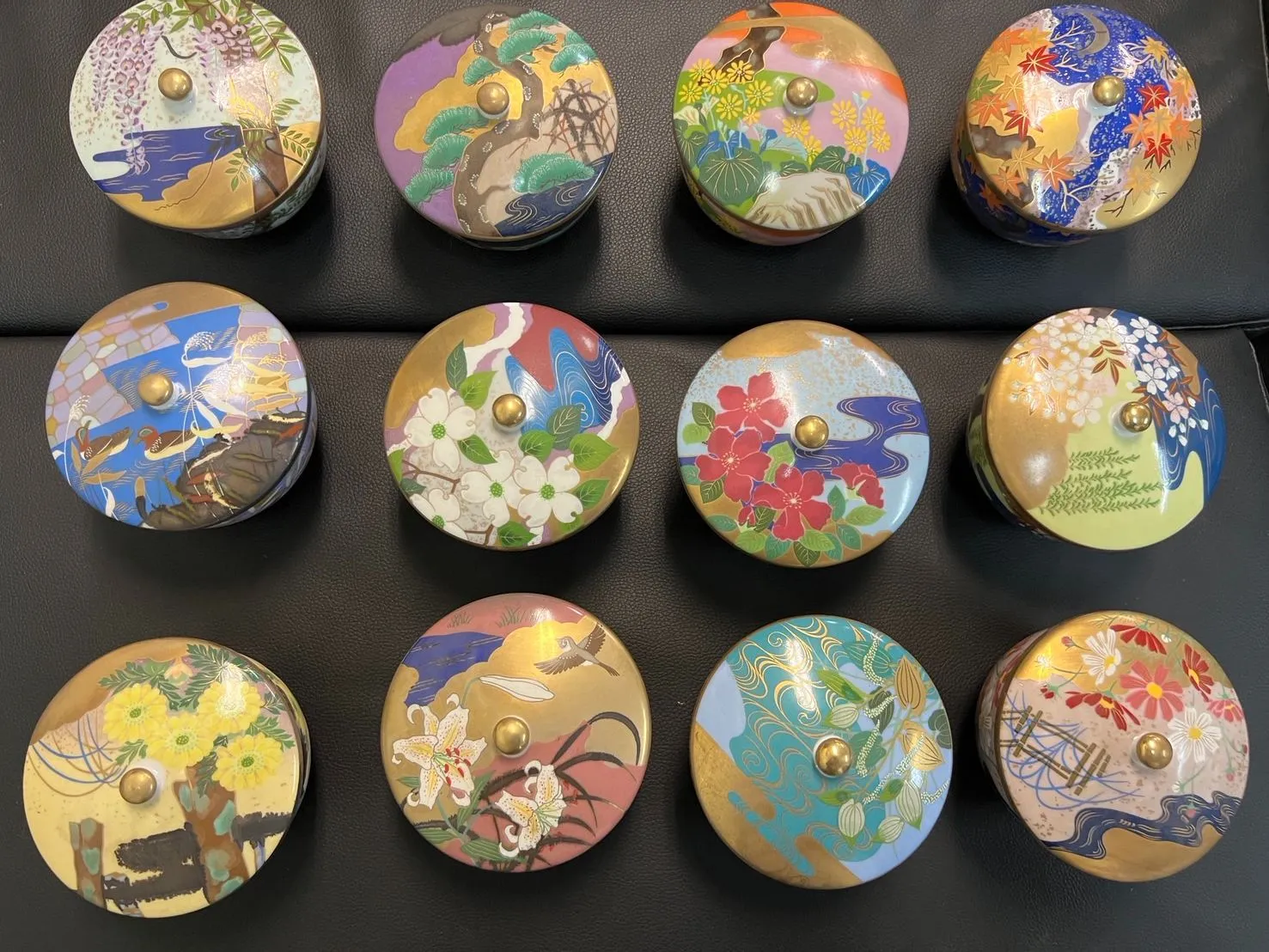 広島市中区上幟町 出張買取事例：手描き金彩 四季草花図 蓋付き碗 12客セット